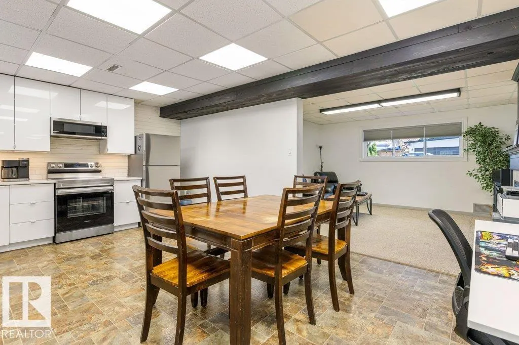 4 FLEETWOOD CR