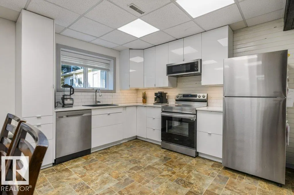4 FLEETWOOD CR