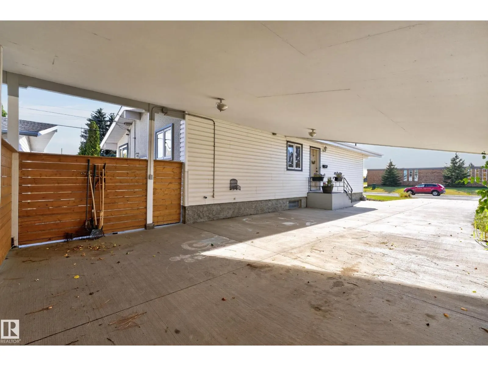 6512 94 AV NW