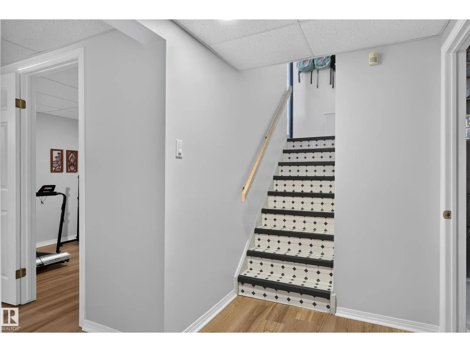 6512 94 AV NW