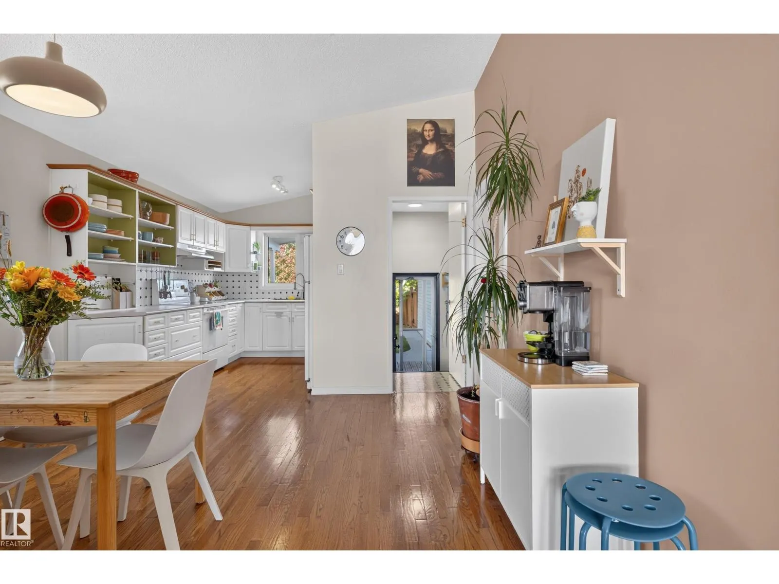 6512 94 AV NW