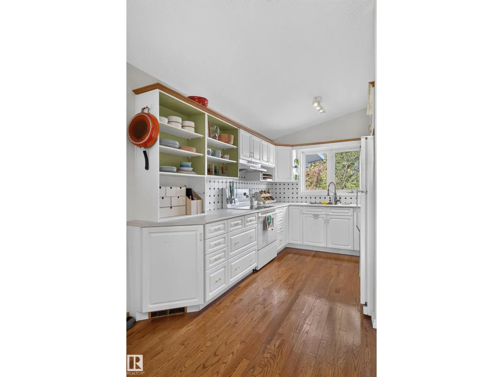 6512 94 AV NW