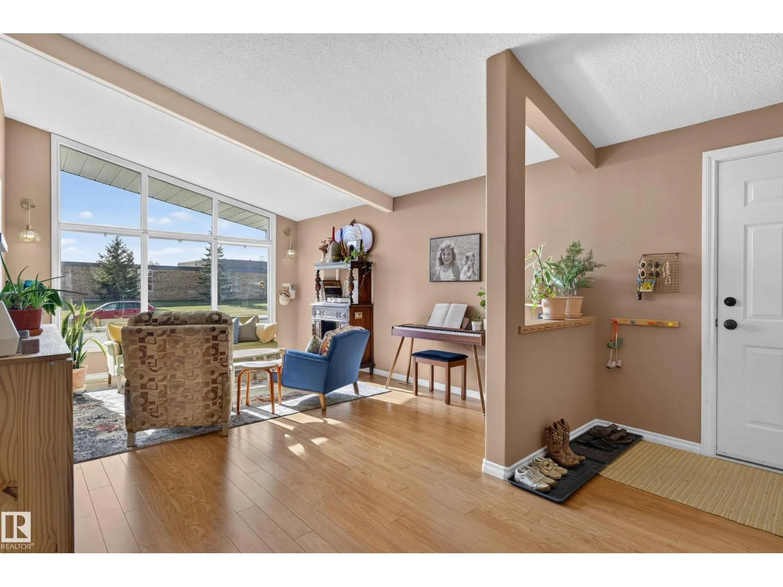6512 94 AV NW