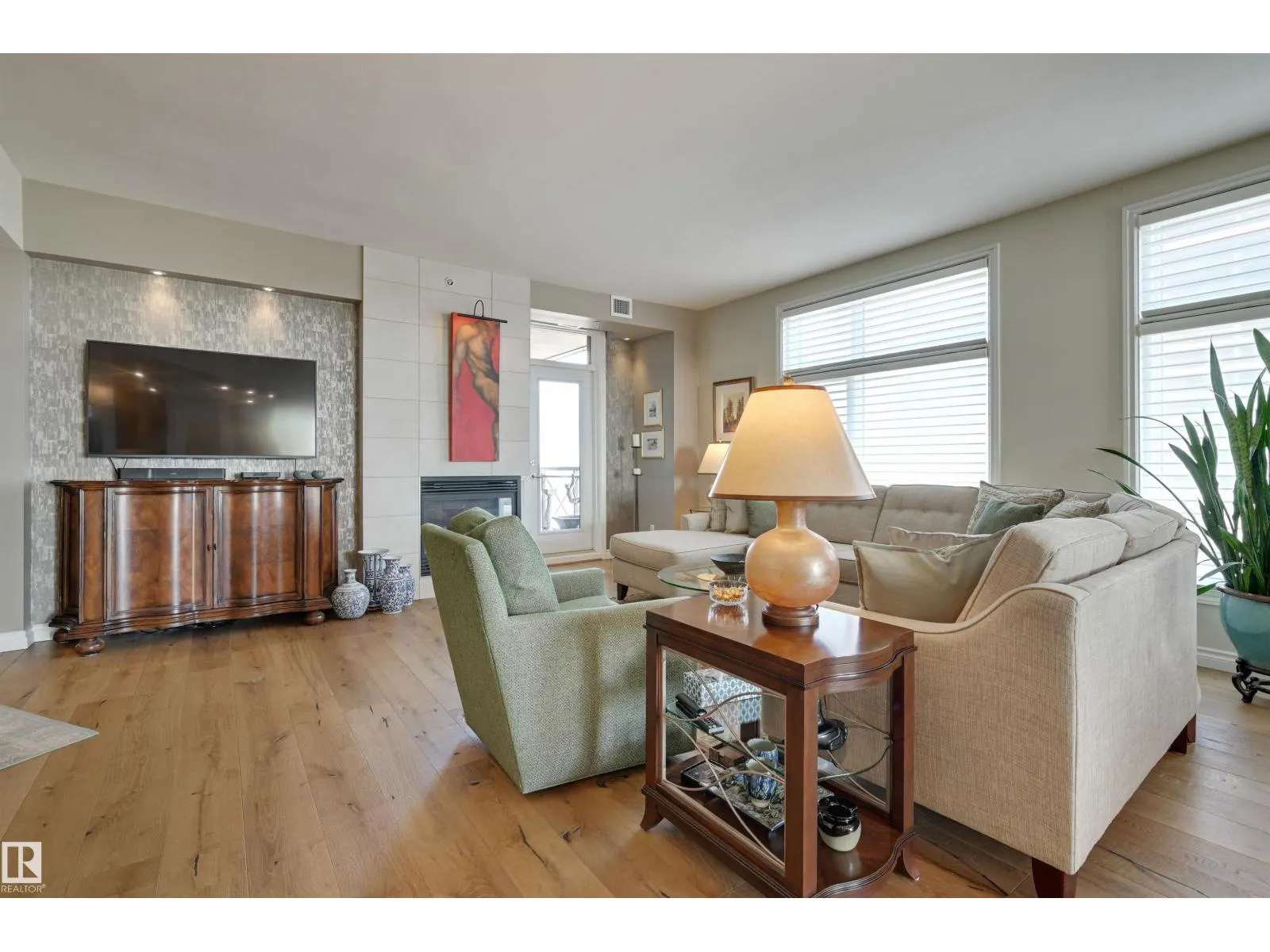 #1003 9020 JASPER AV NW