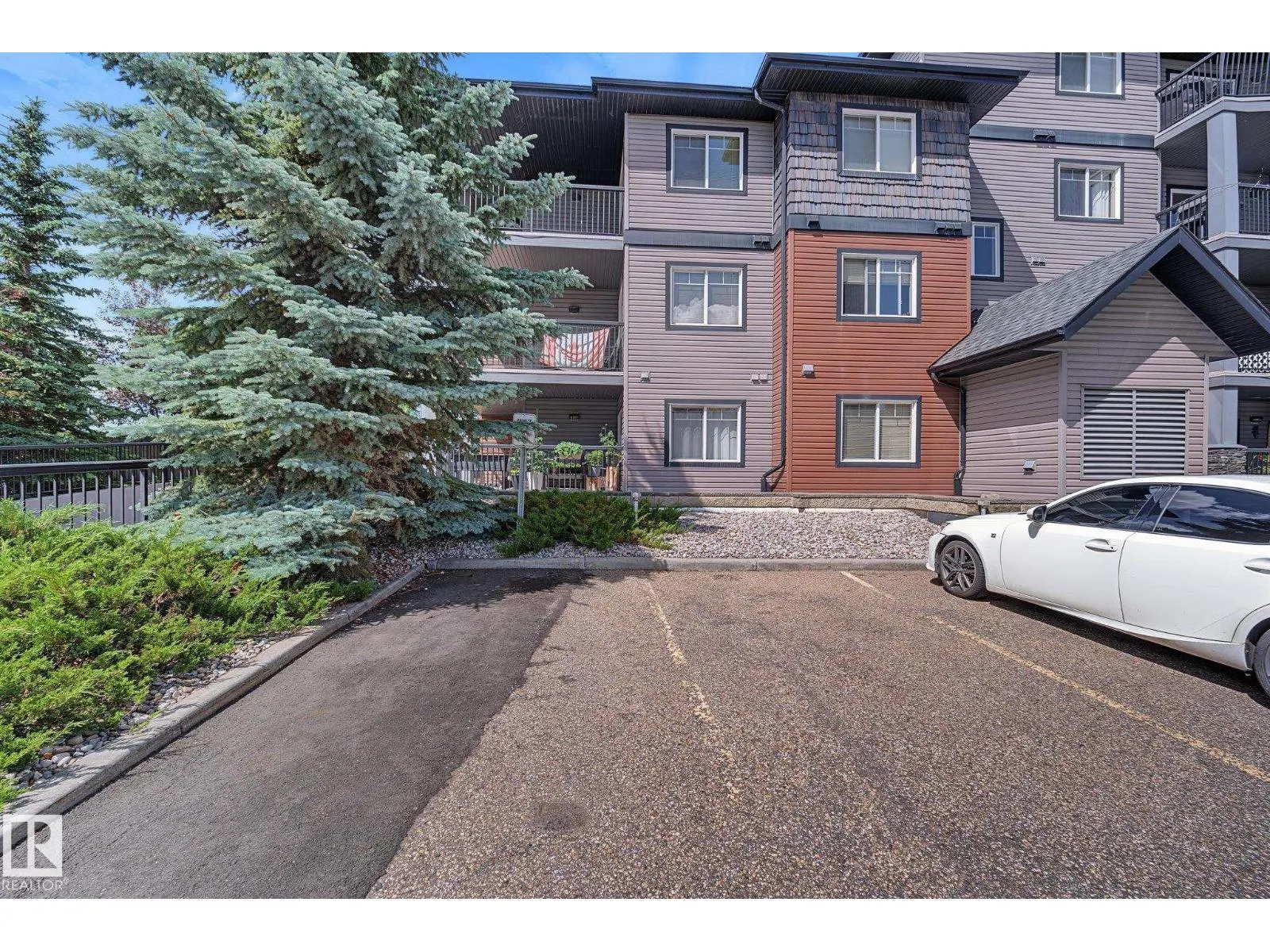 #102 646 MCALLISTER LO SW