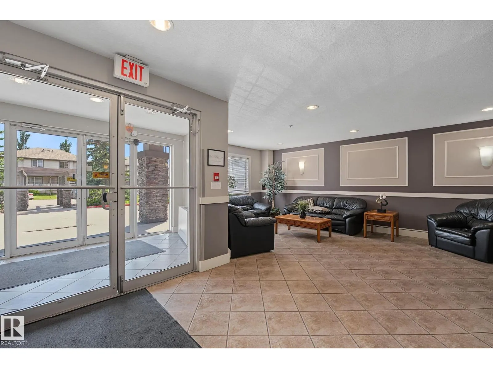 #102 646 MCALLISTER LO SW