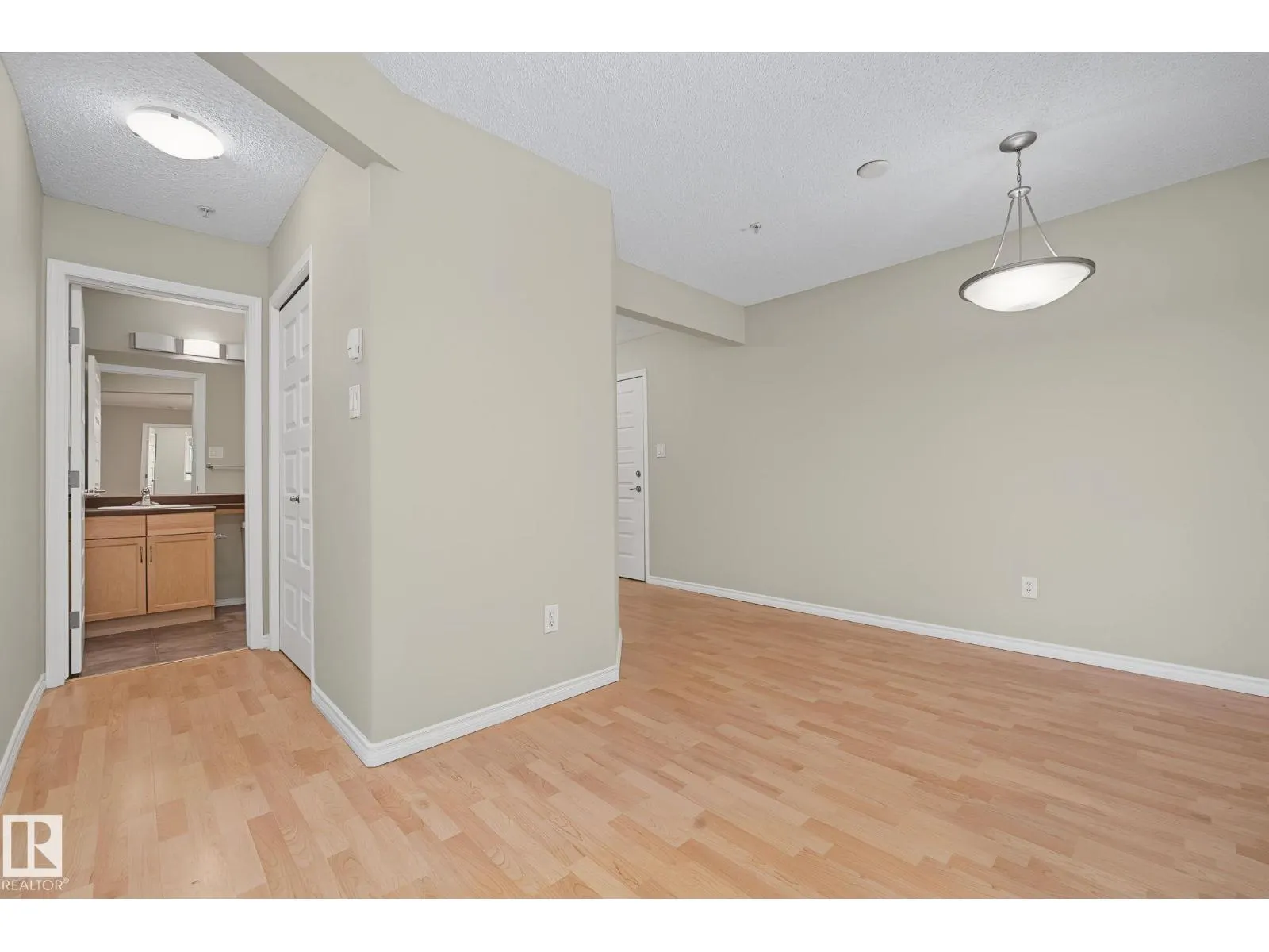#102 646 MCALLISTER LO SW