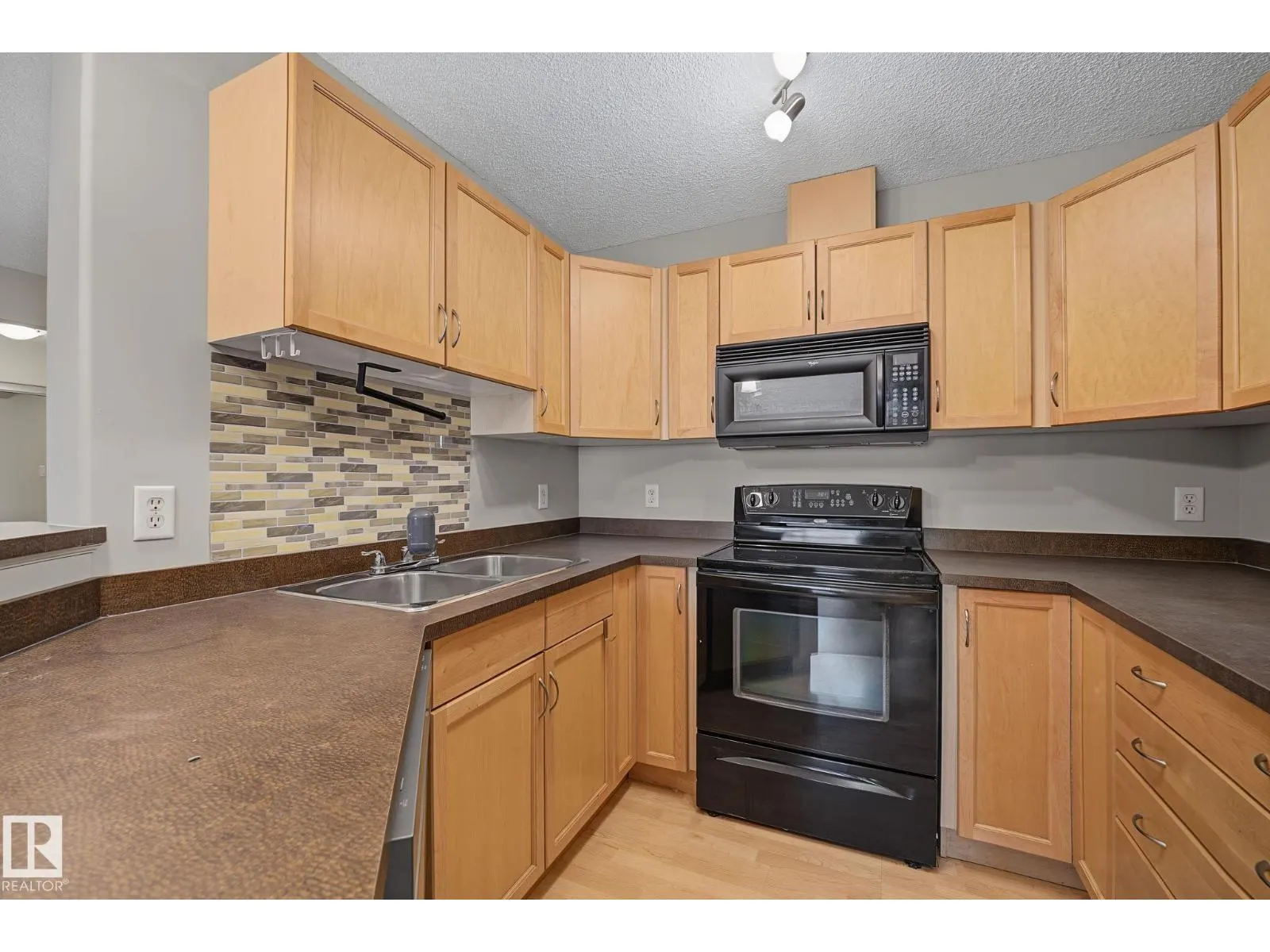 #102 646 MCALLISTER LO SW