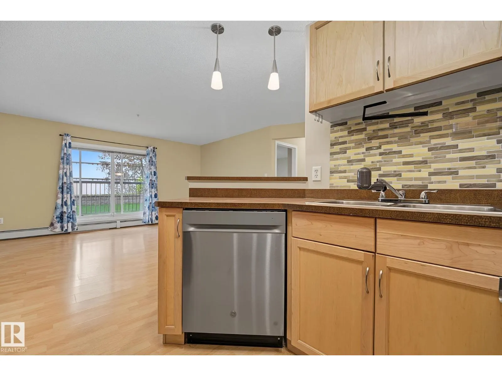 #102 646 MCALLISTER LO SW