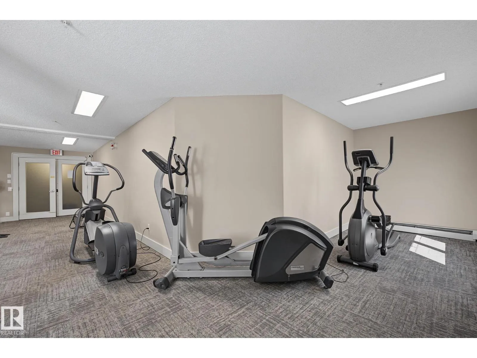 #102 646 MCALLISTER LO SW