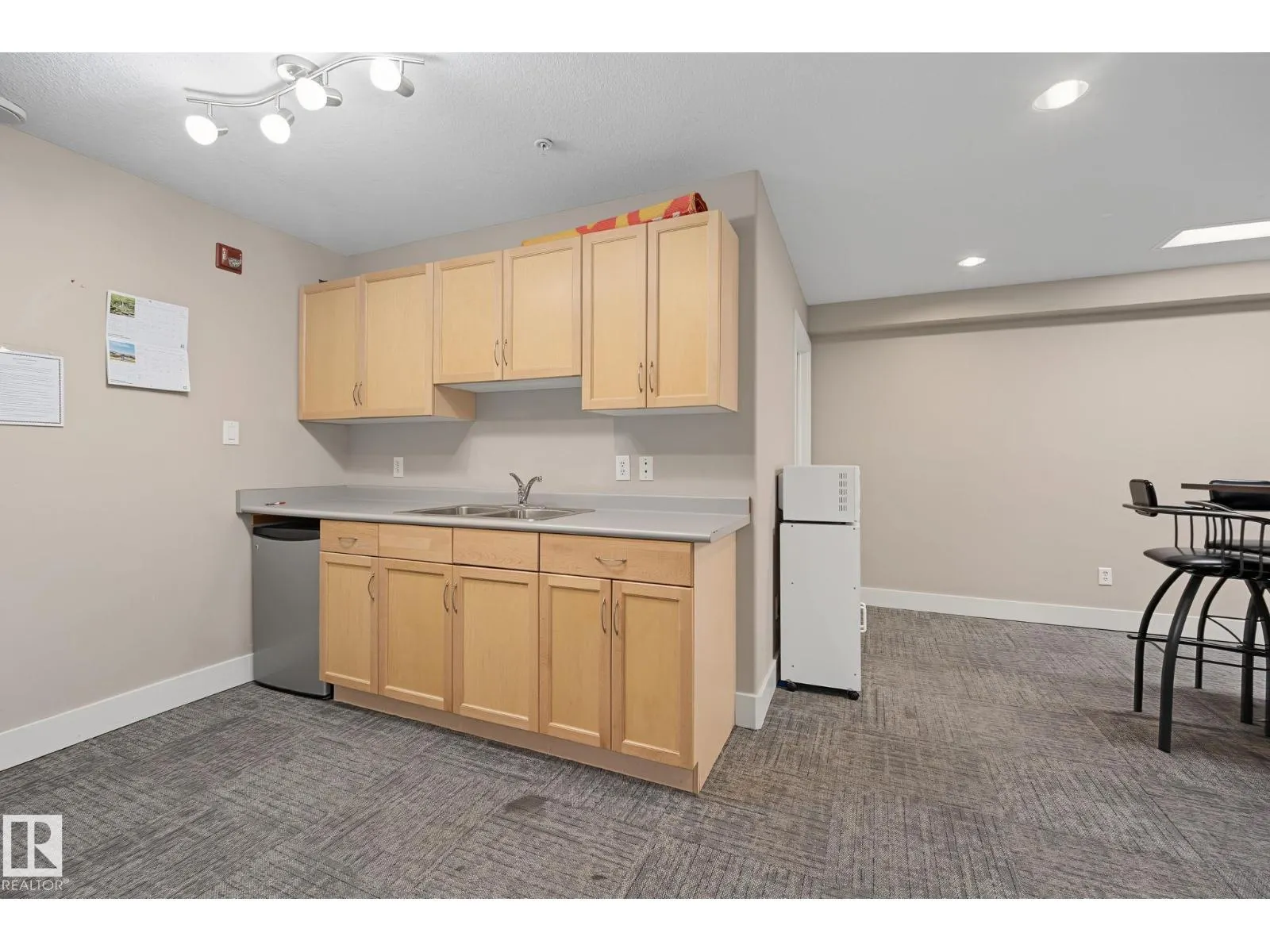 #102 646 MCALLISTER LO SW