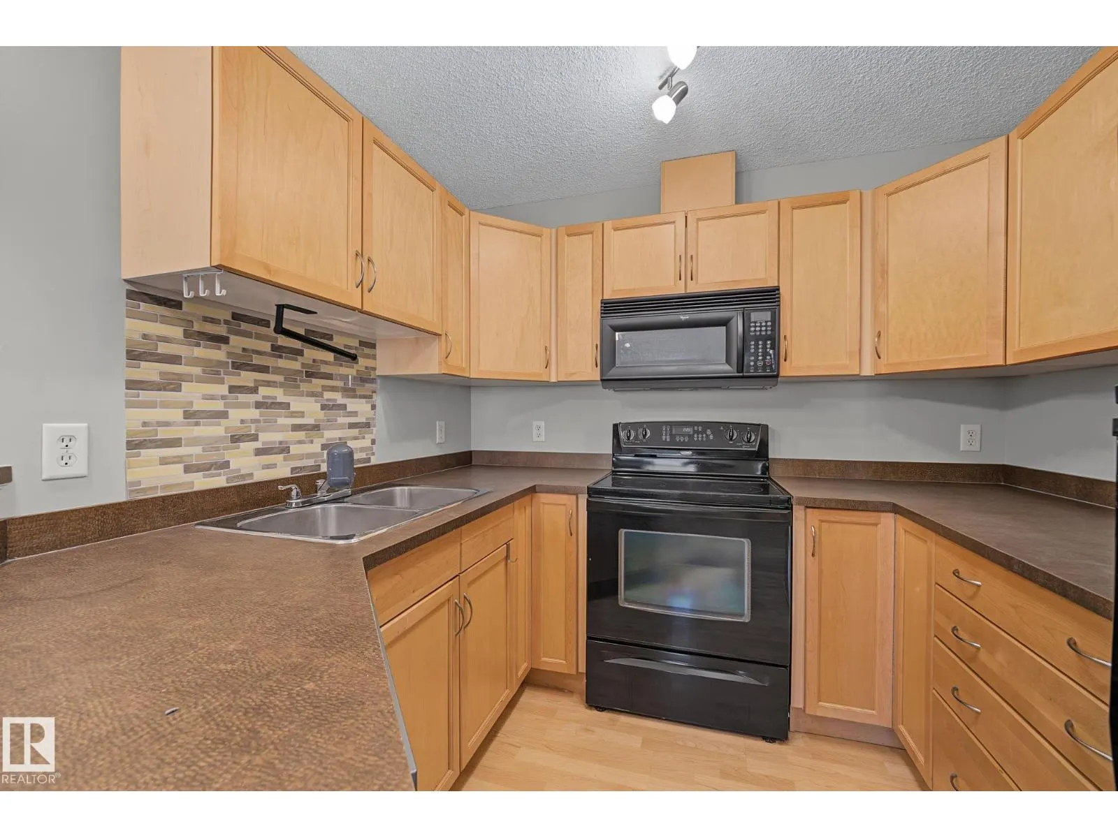 #102 646 MCALLISTER LO SW
