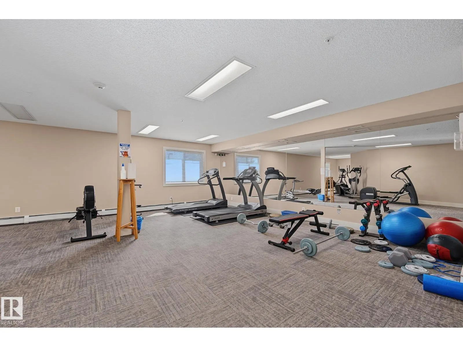 #102 646 MCALLISTER LO SW