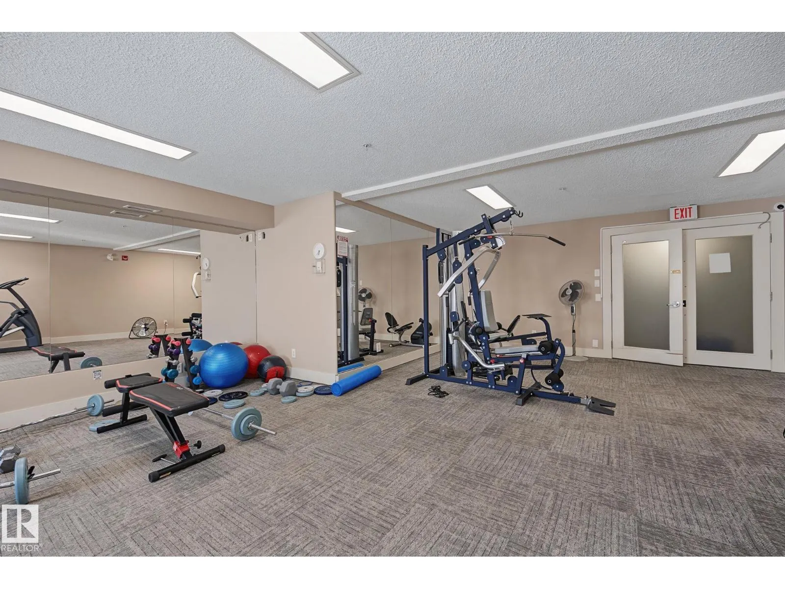 #102 646 MCALLISTER LO SW