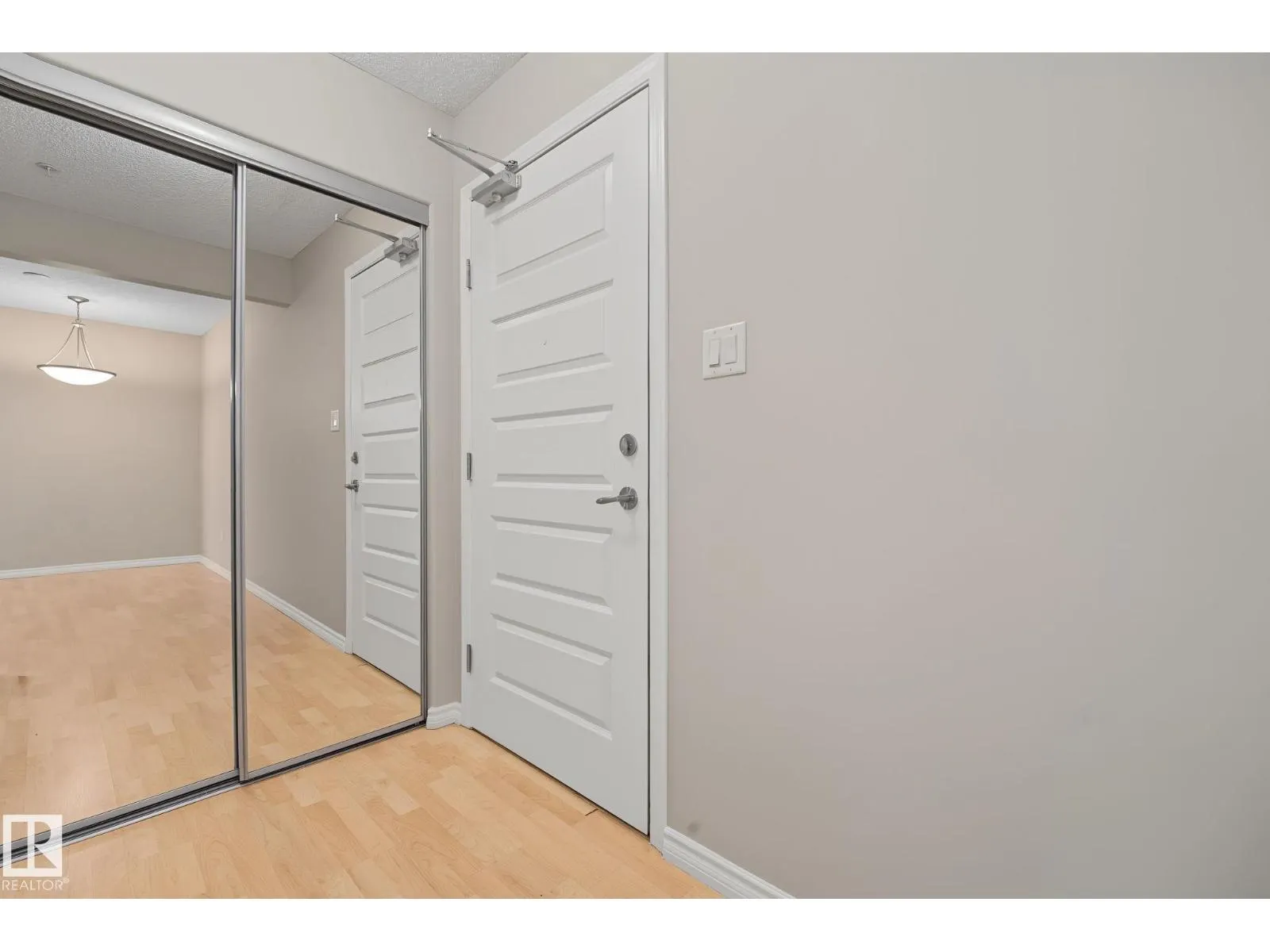 #102 646 MCALLISTER LO SW