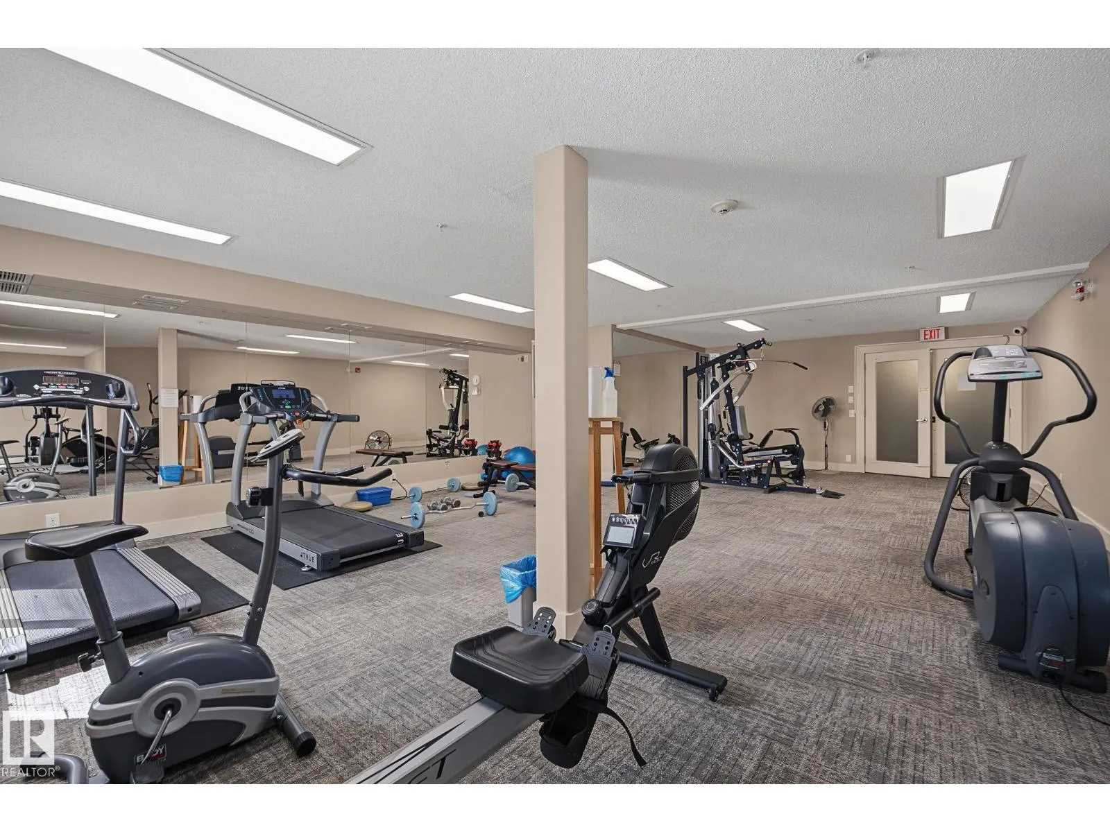 #102 646 MCALLISTER LO SW