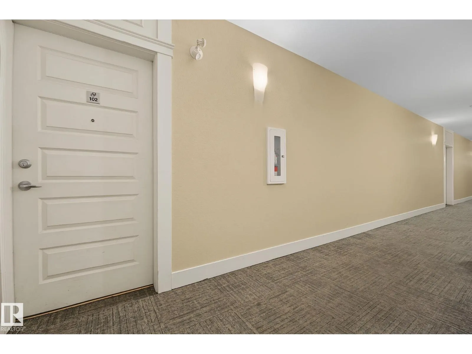 #102 646 MCALLISTER LO SW
