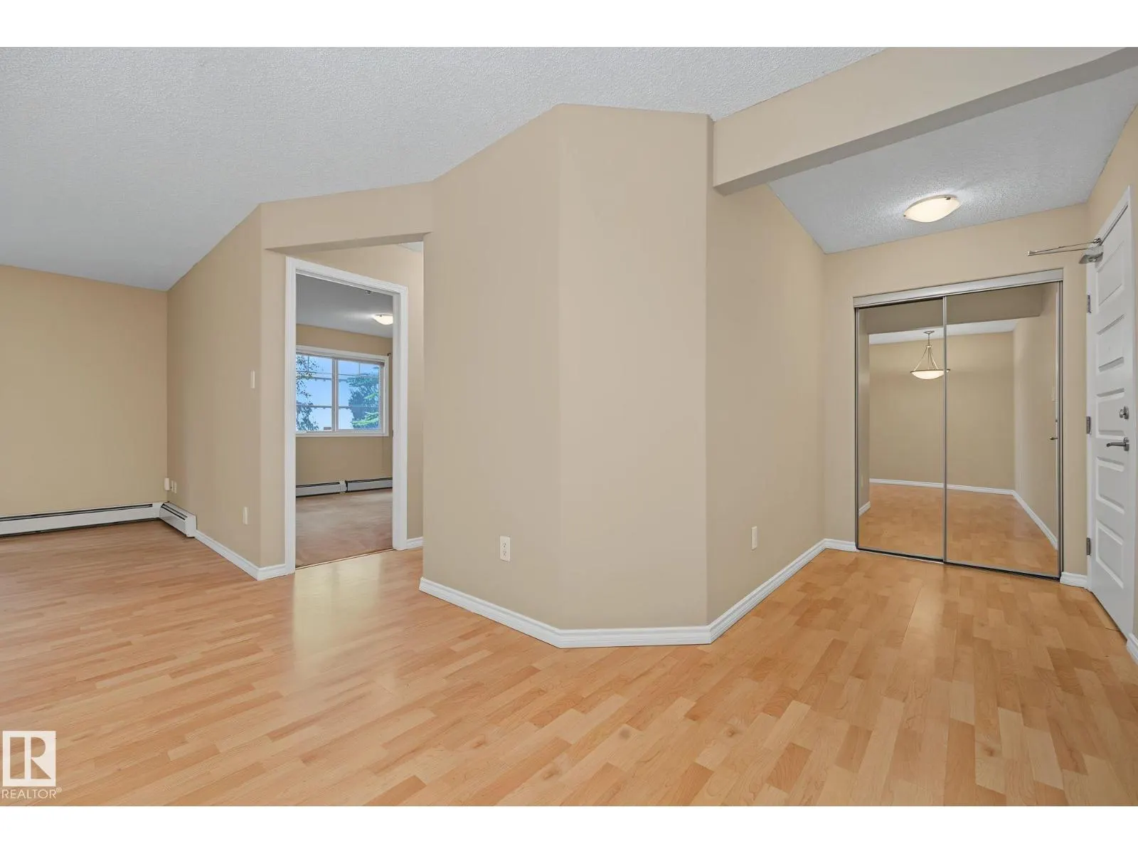 #102 646 MCALLISTER LO SW