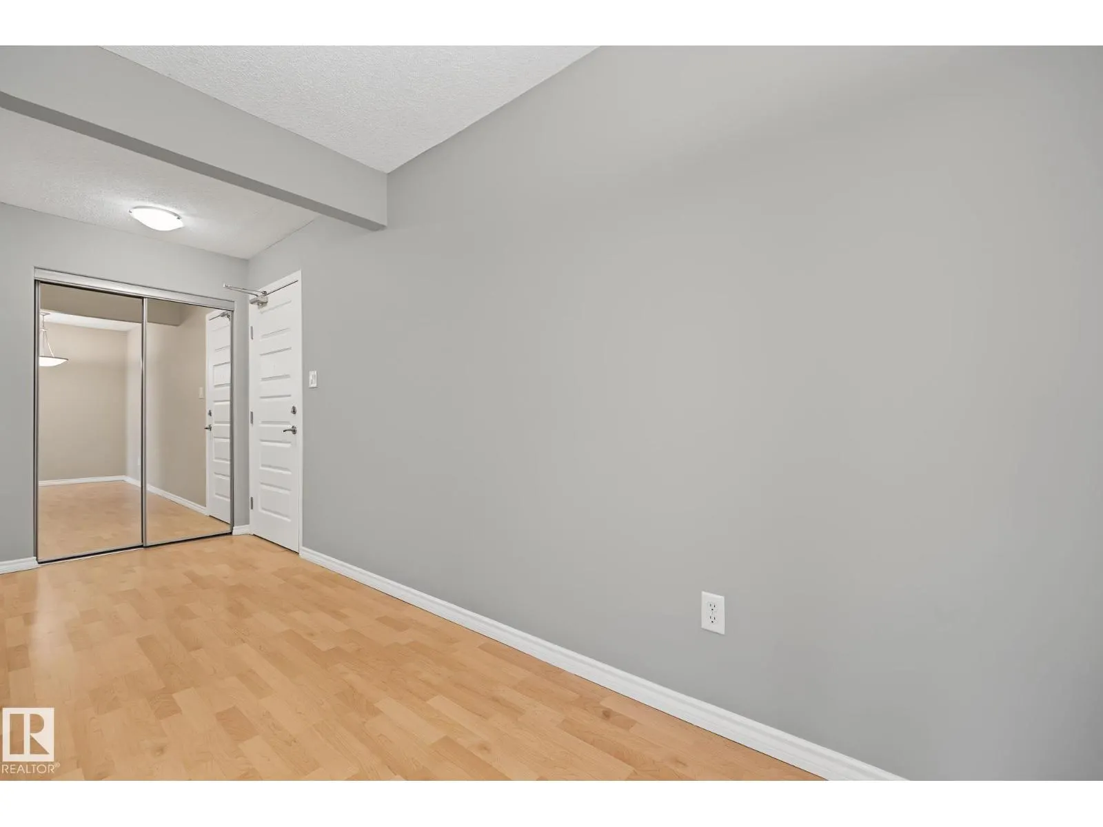 #102 646 MCALLISTER LO SW