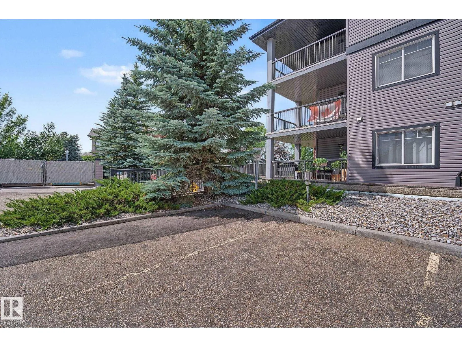 #102 646 MCALLISTER LO SW