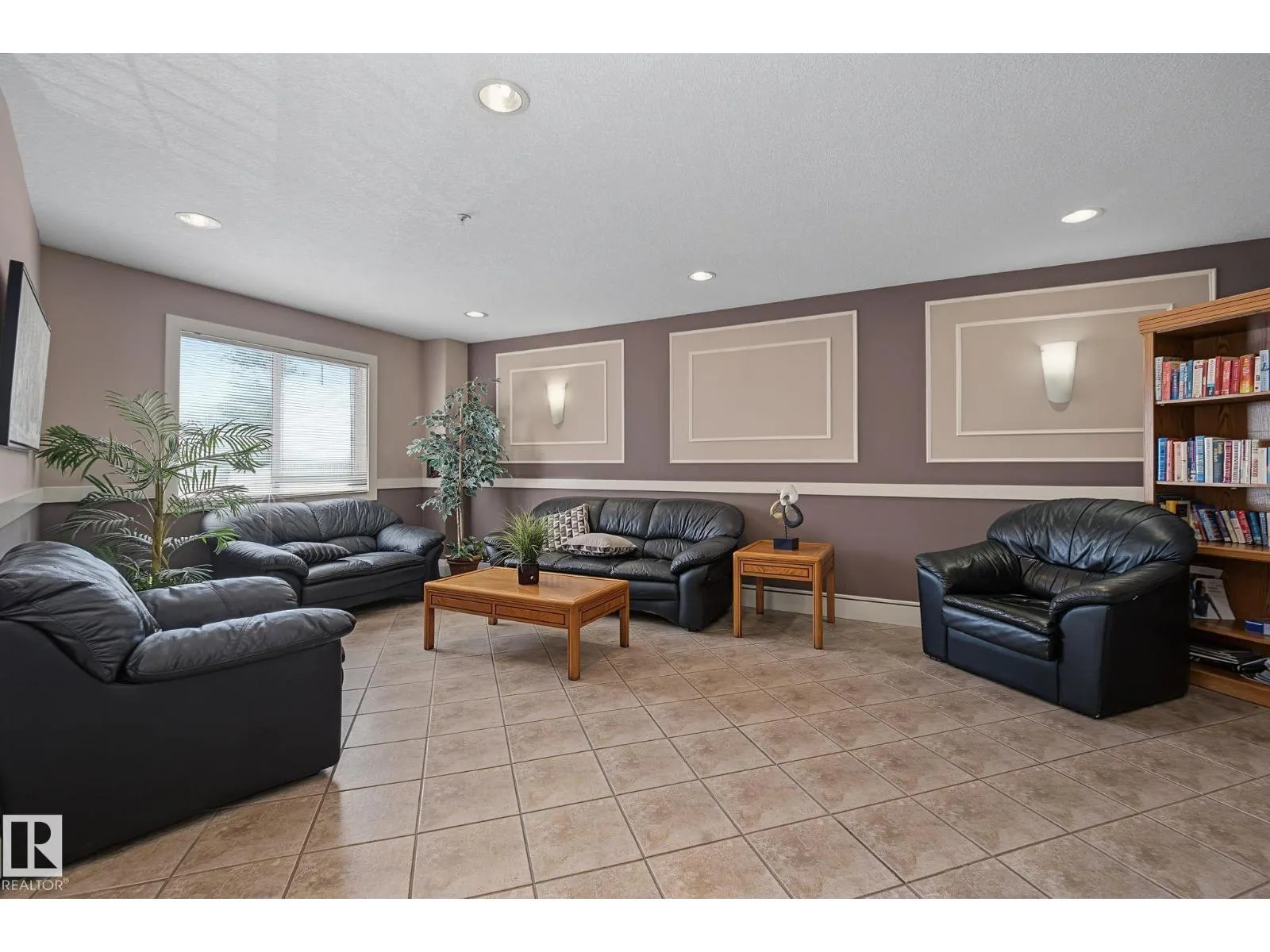 #102 646 MCALLISTER LO SW