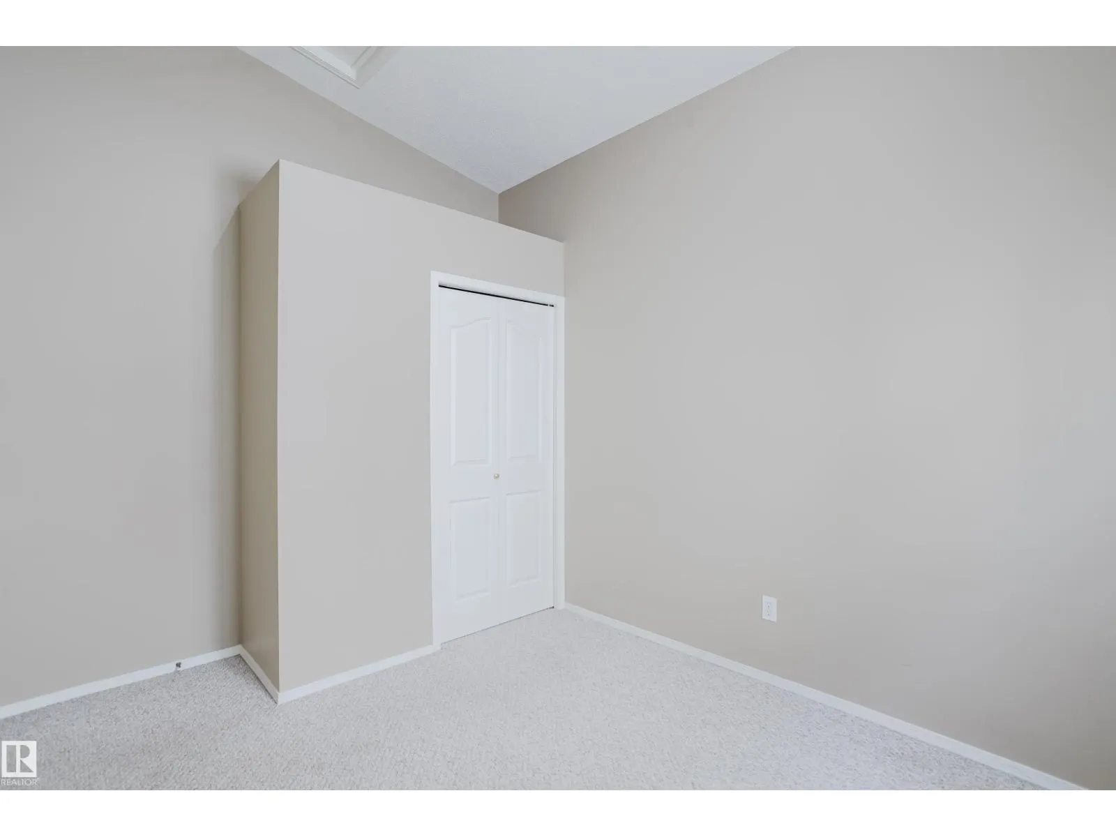 75 LANDSDOWNE DR