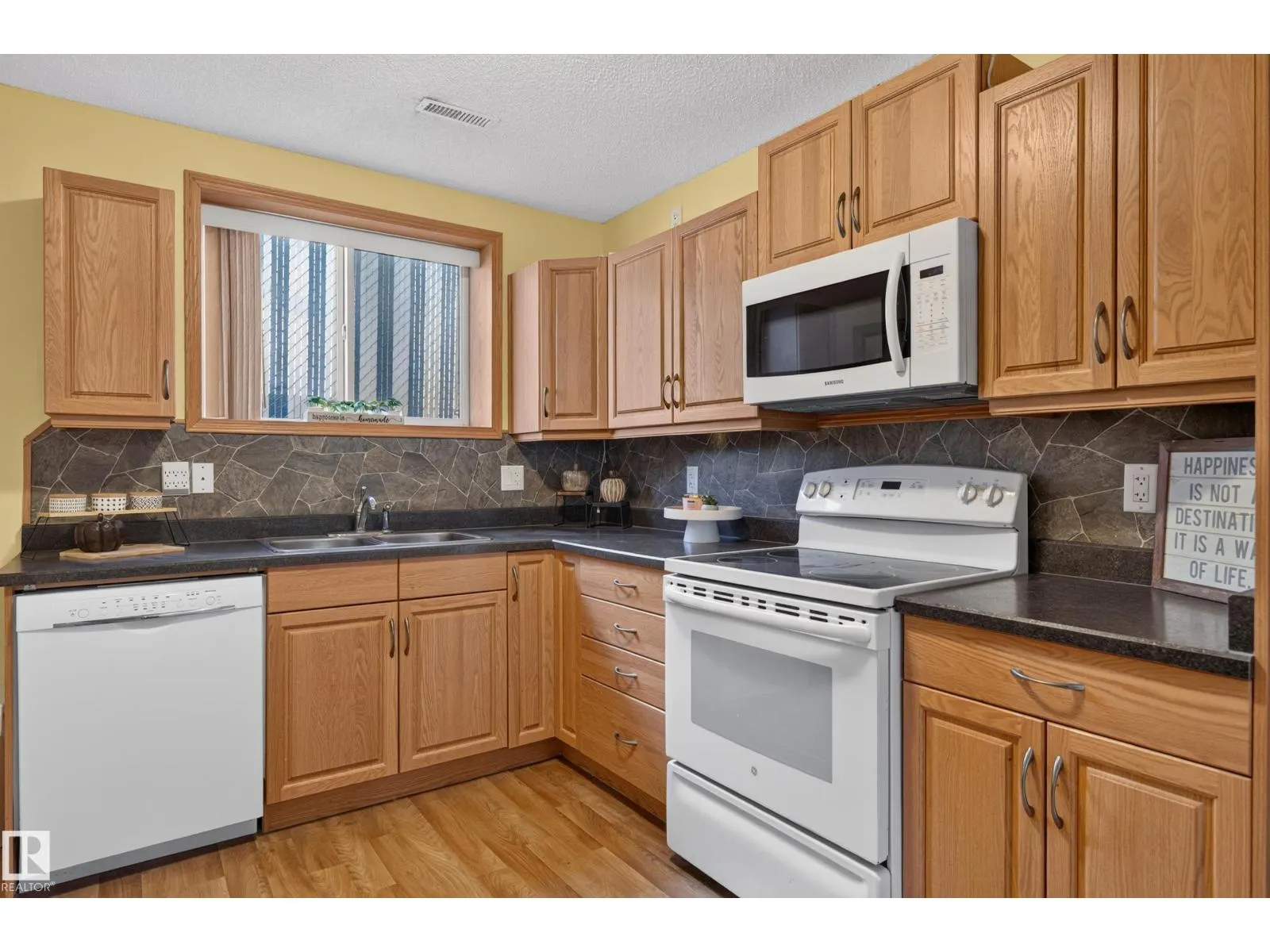 4615 151 AV NW