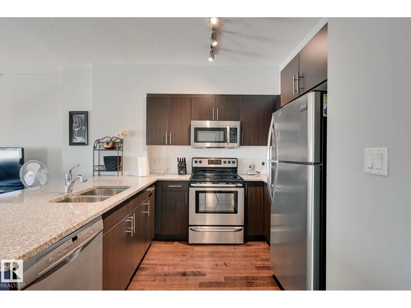 #802 10152 104 ST NW