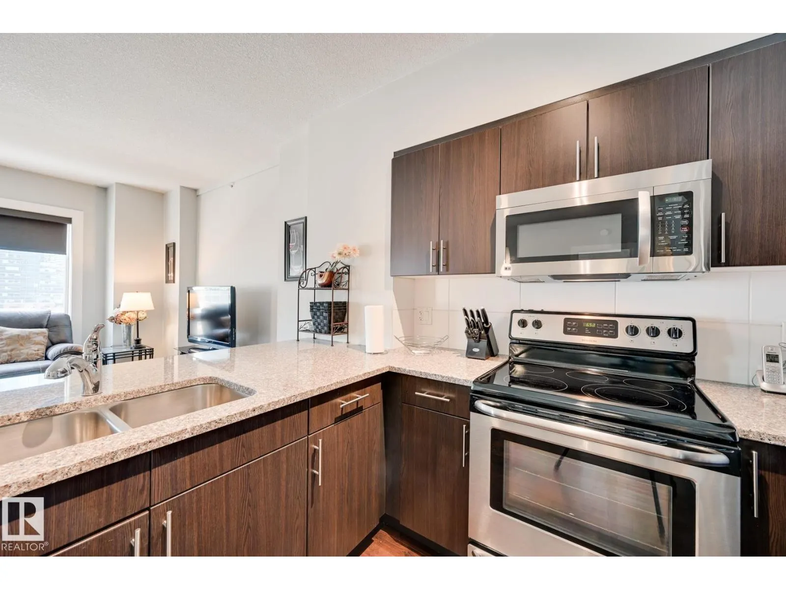 #802 10152 104 ST NW