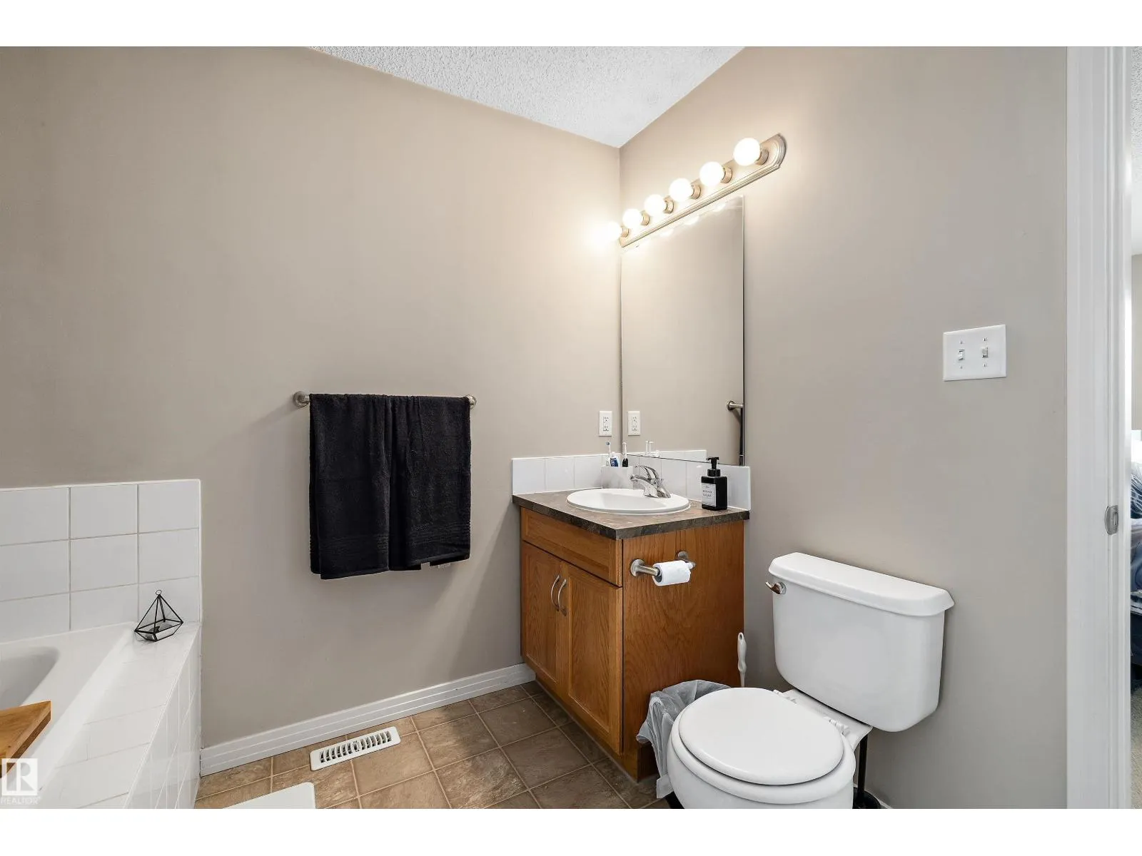4605 163A AV NW