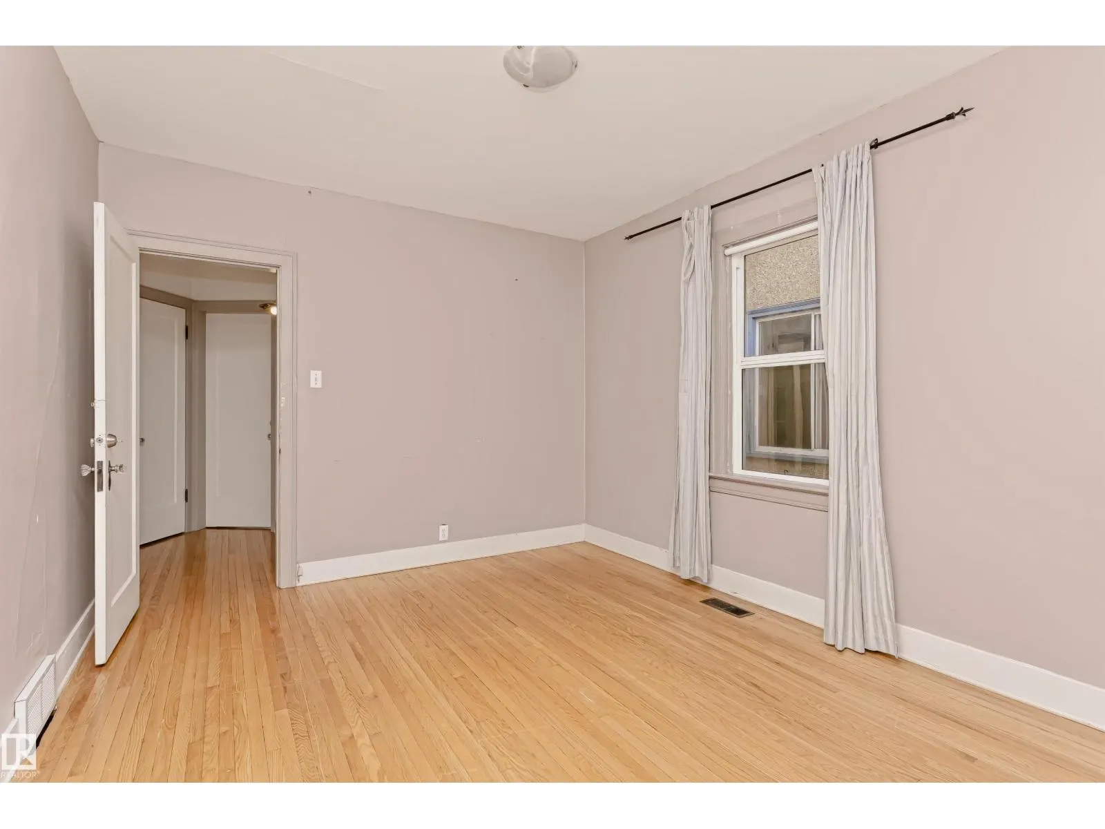 10922 84 AV NW