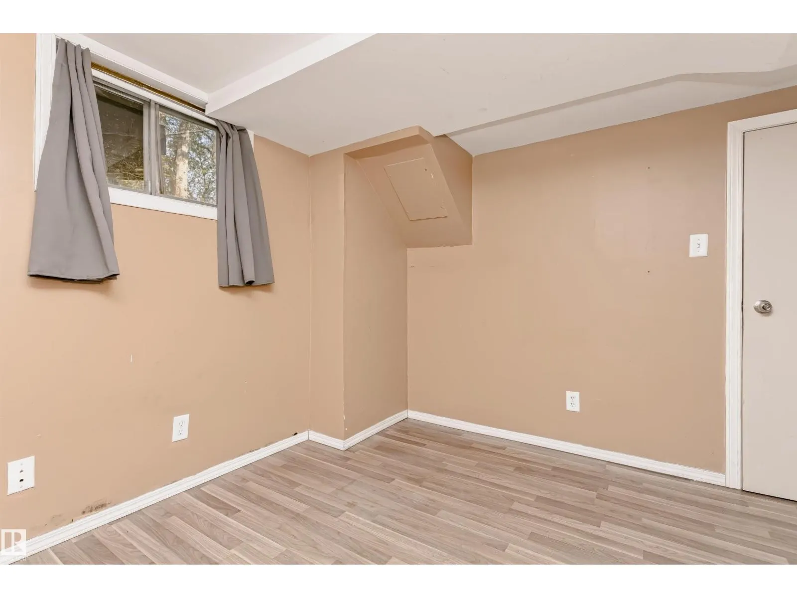 10922 84 AV NW