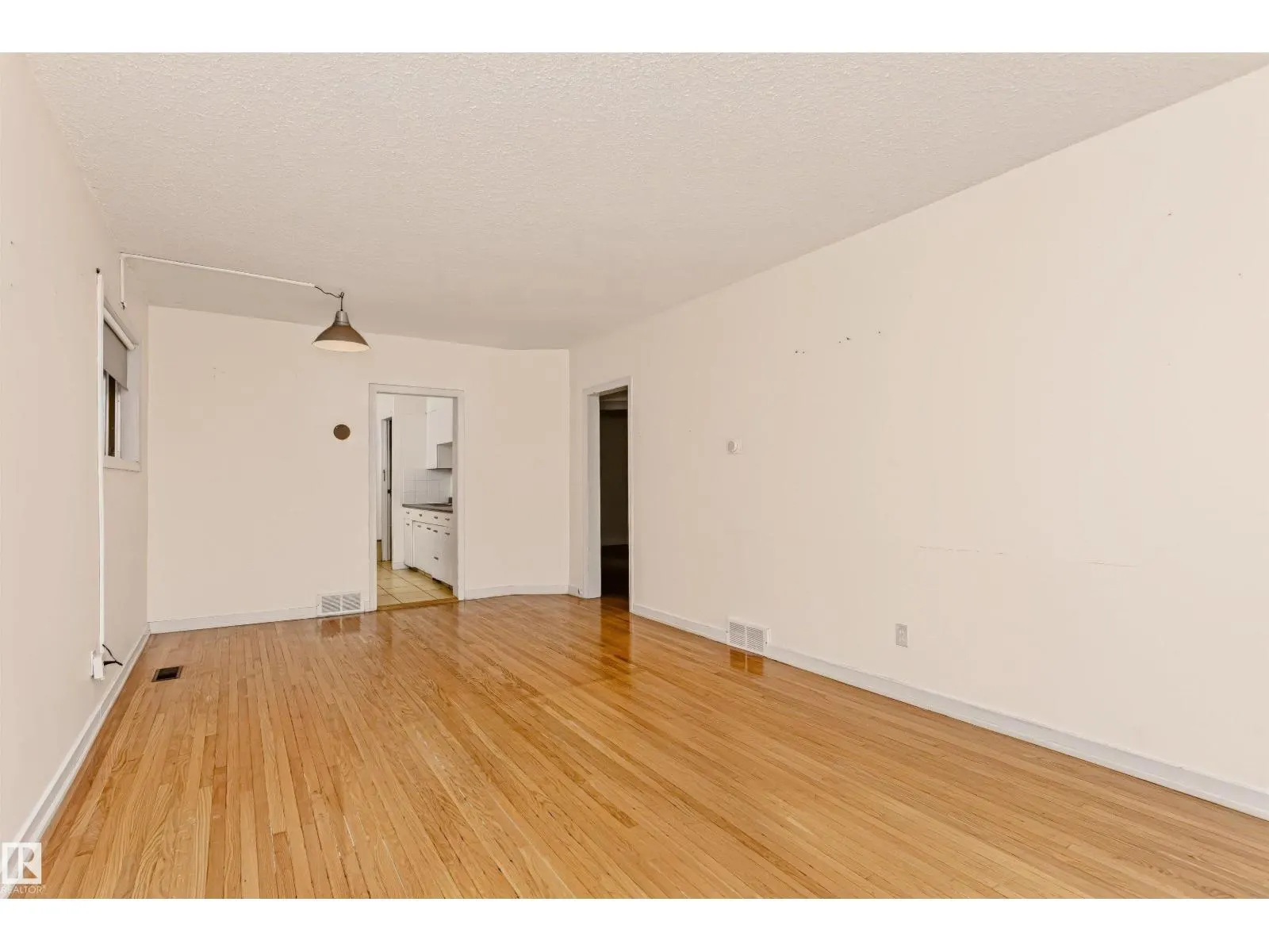 10922 84 AV NW