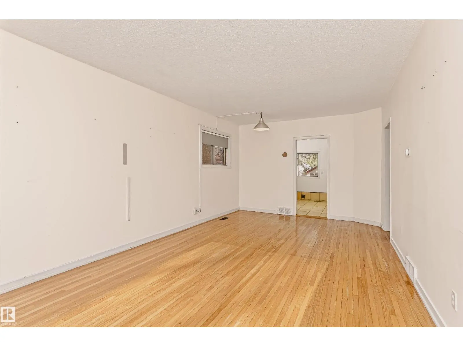 10922 84 AV NW
