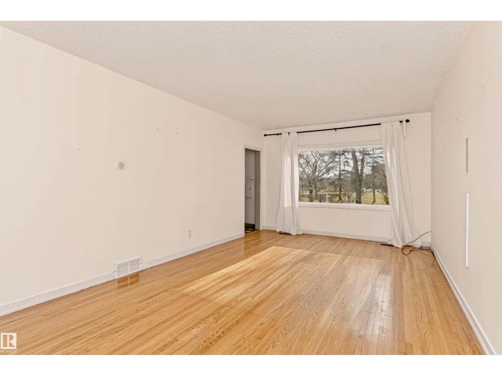 10922 84 AV NW