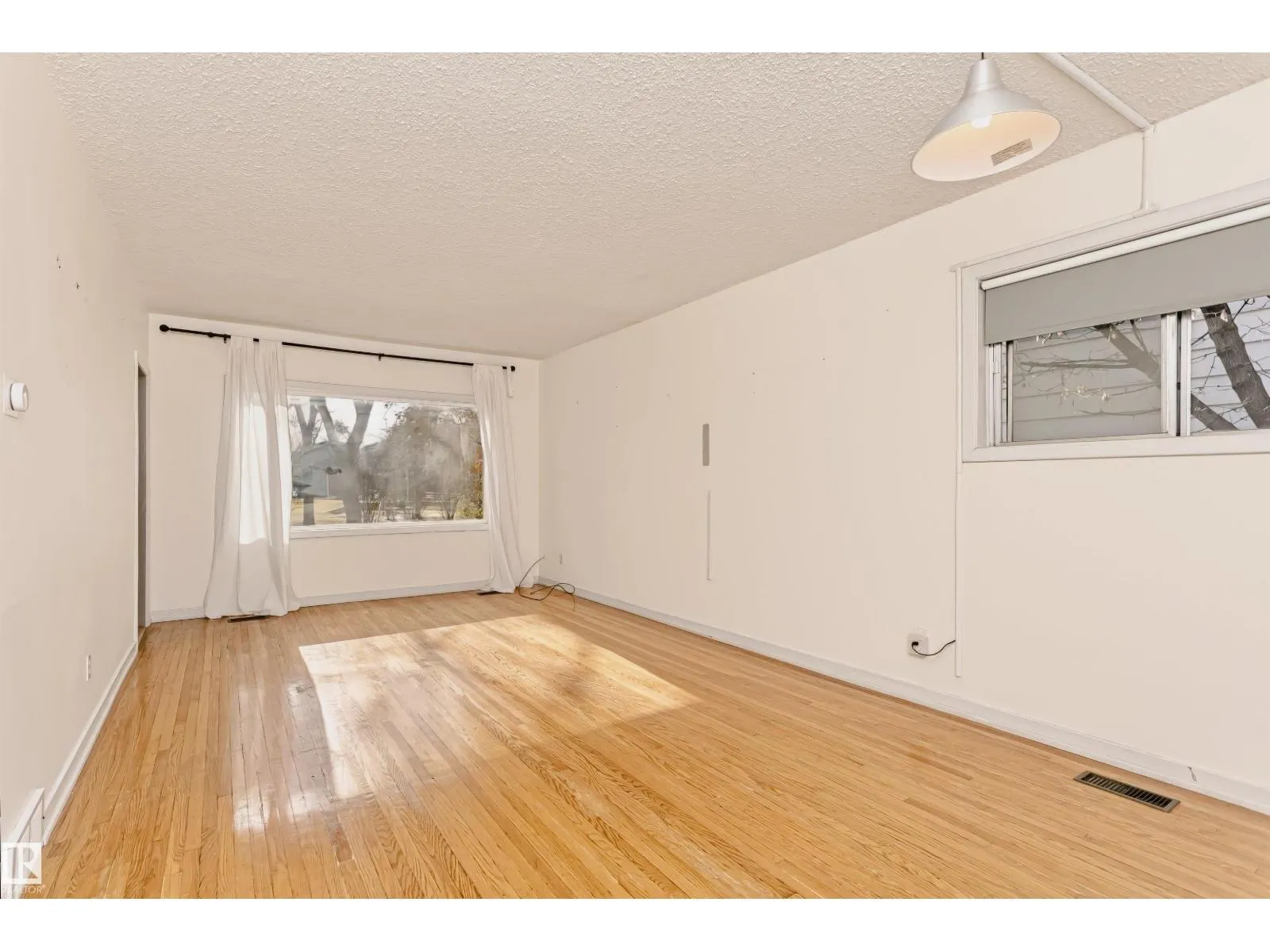 10922 84 AV NW