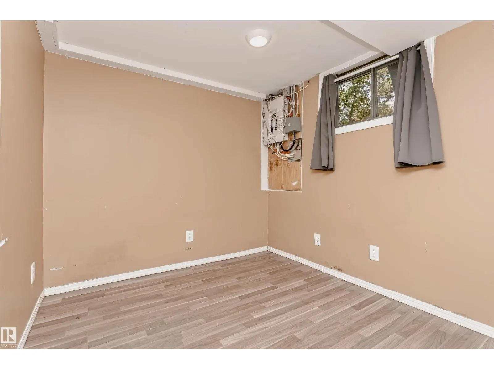 10922 84 AV NW