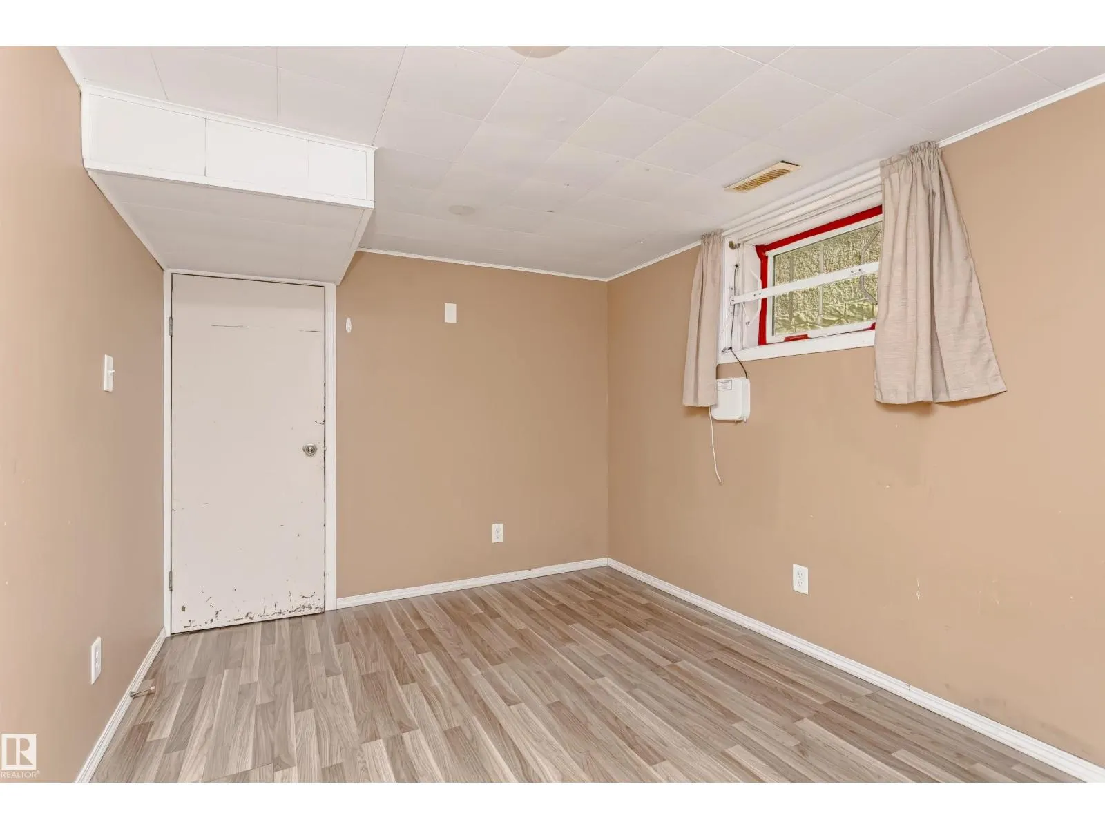 10922 84 AV NW