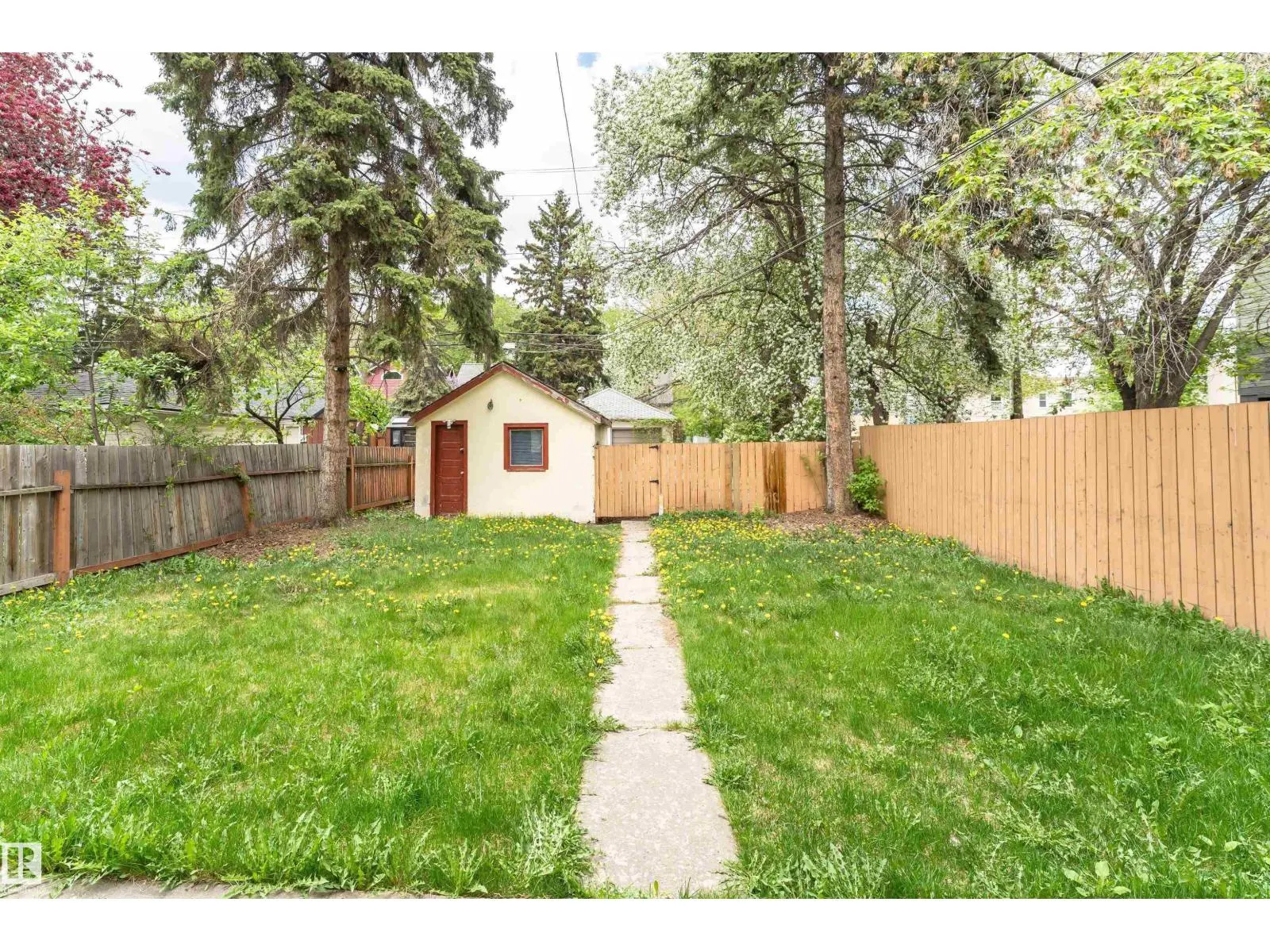10922 84 AV NW