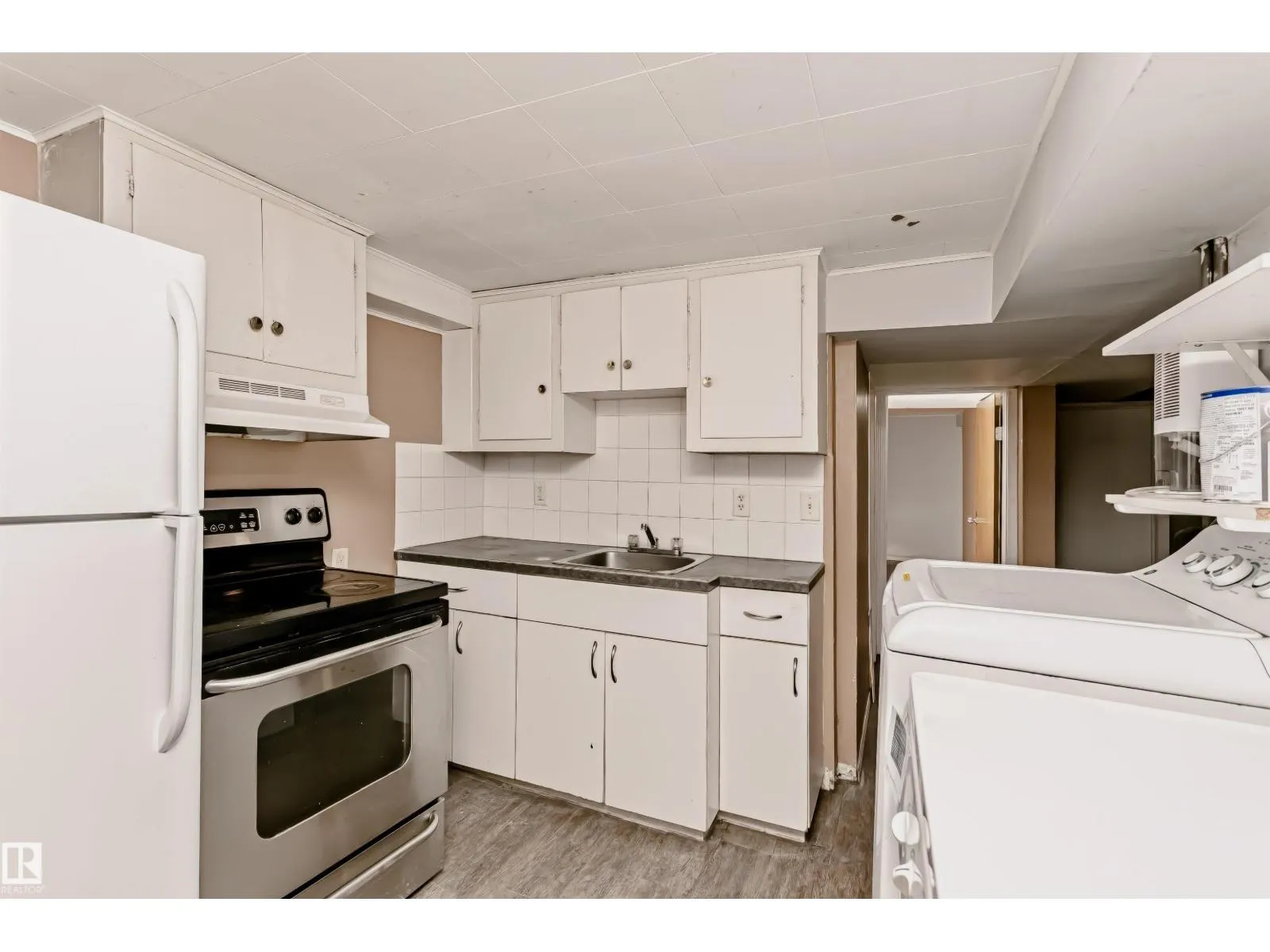 10922 84 AV NW