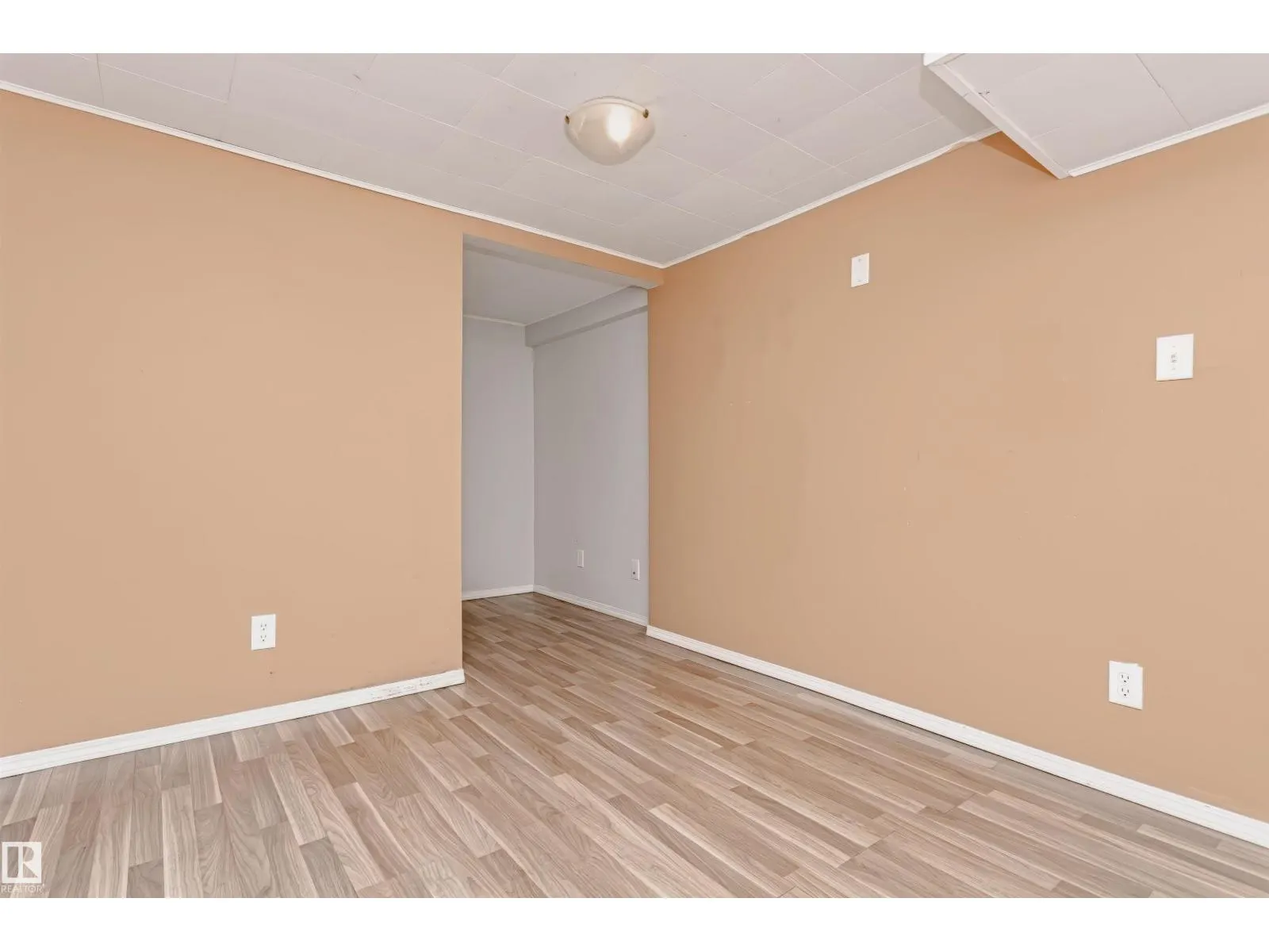 10922 84 AV NW