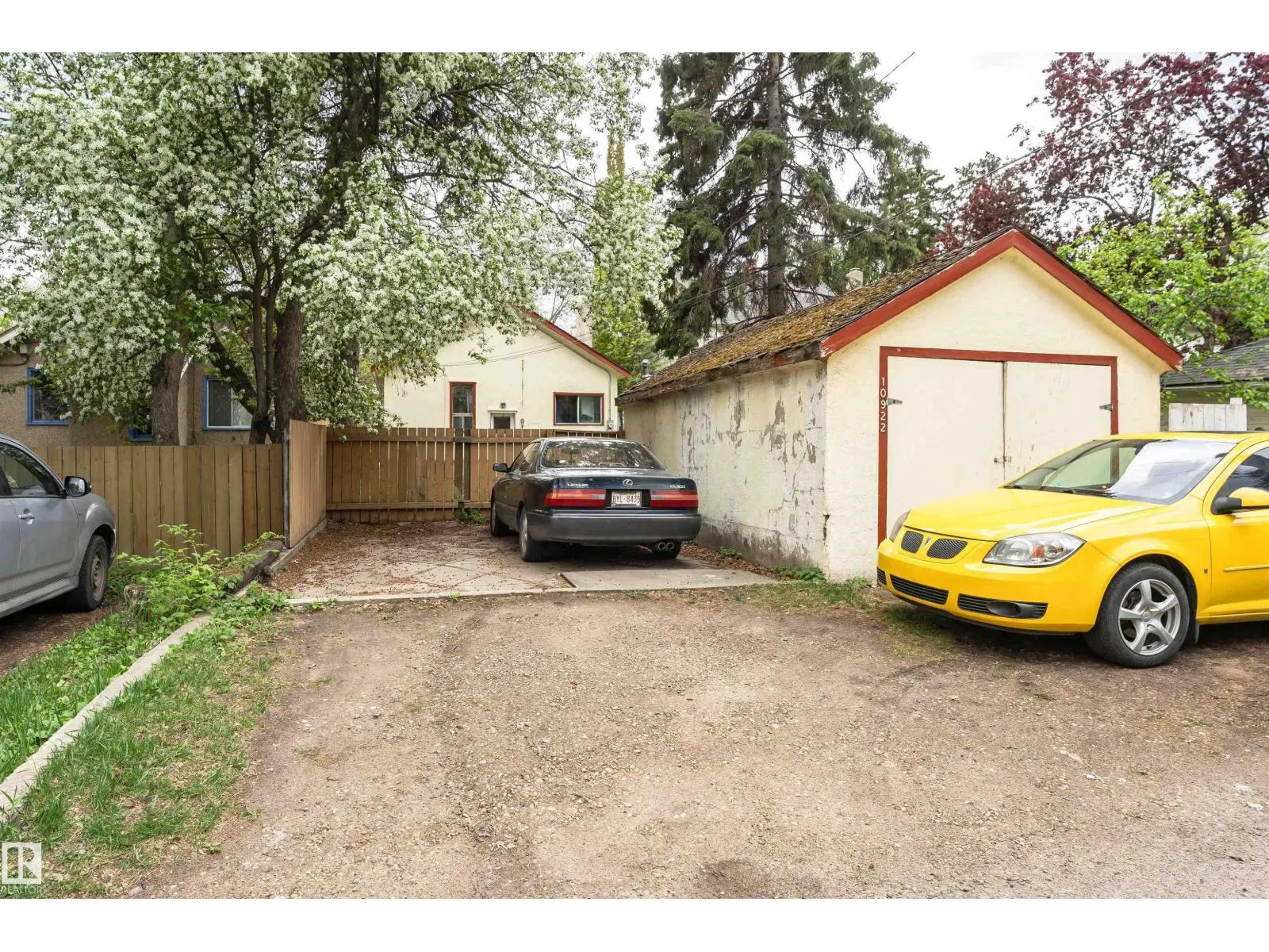 10922 84 AV NW