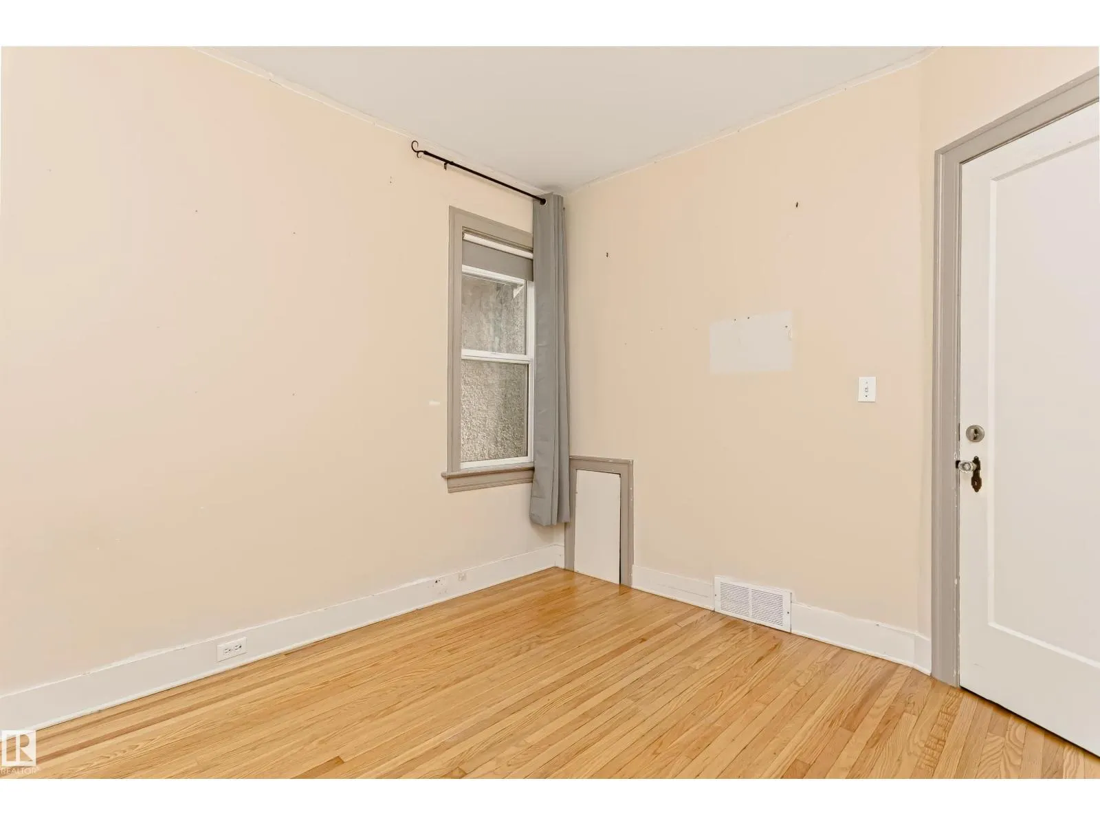 10922 84 AV NW