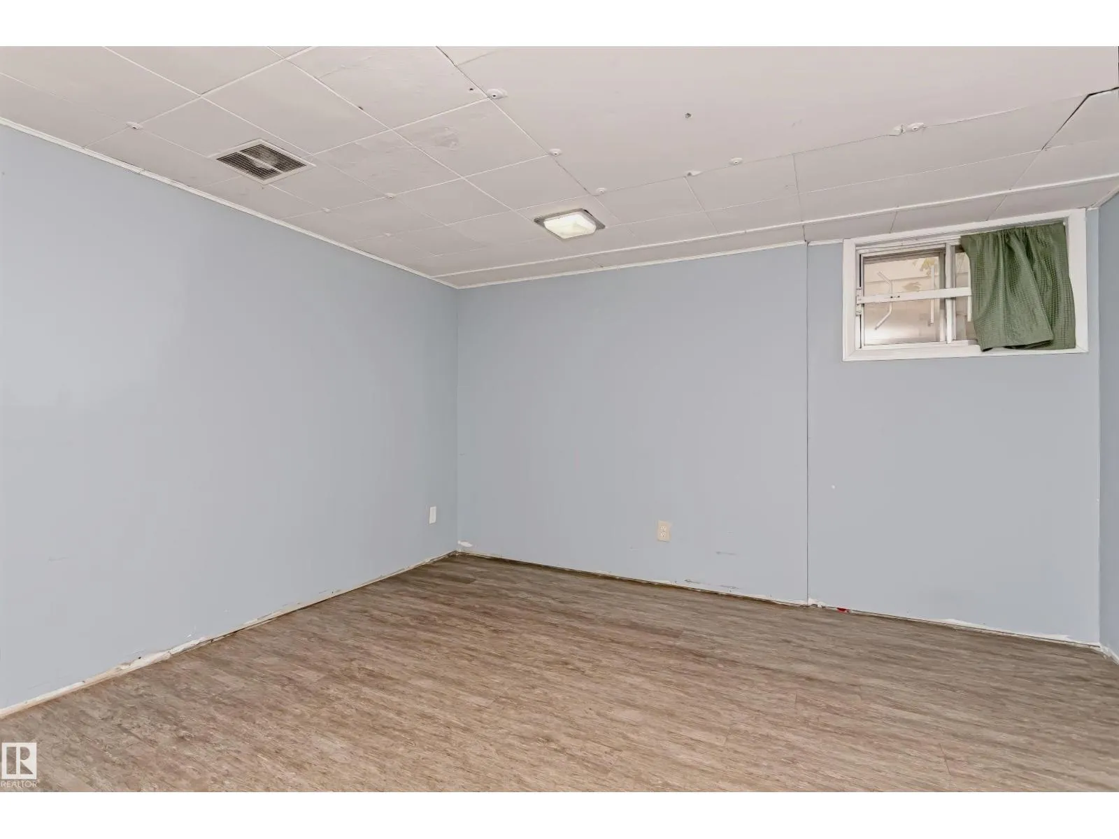10922 84 AV NW