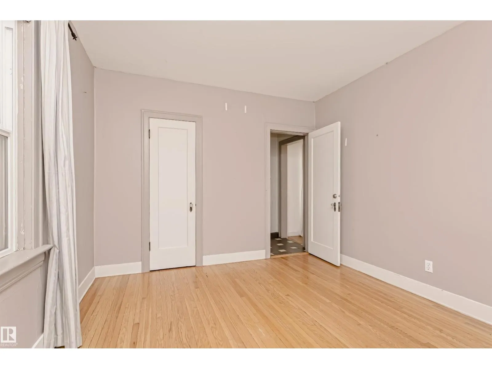 10922 84 AV NW
