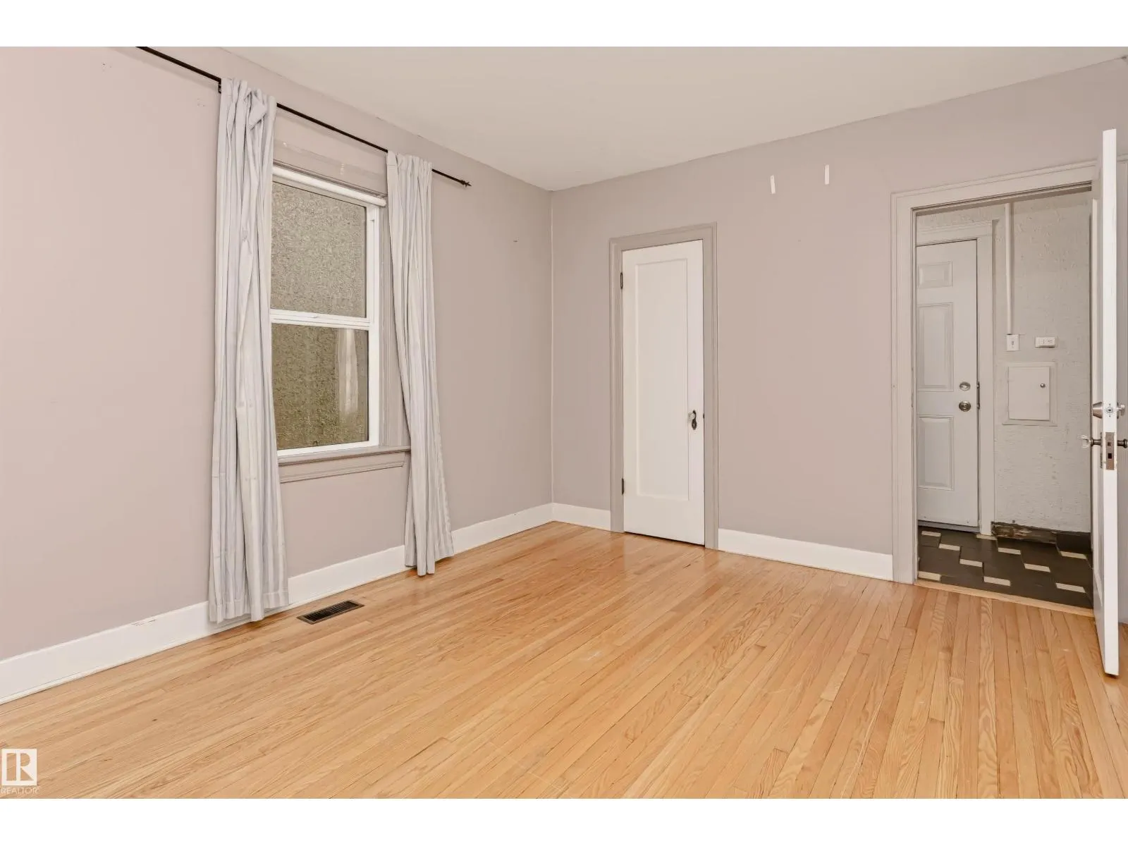 10922 84 AV NW