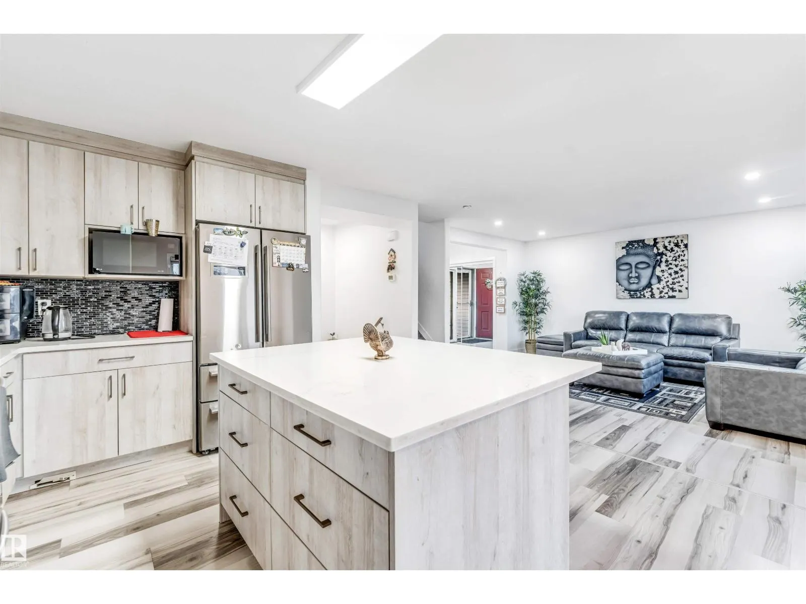 1828 36 AV NW