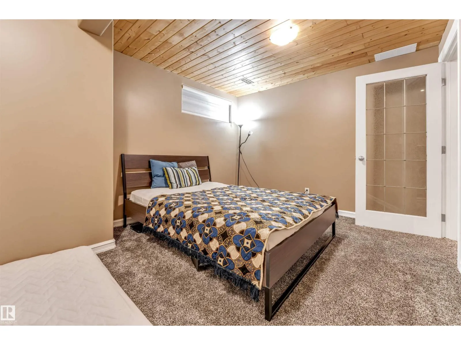 1828 36 AV NW