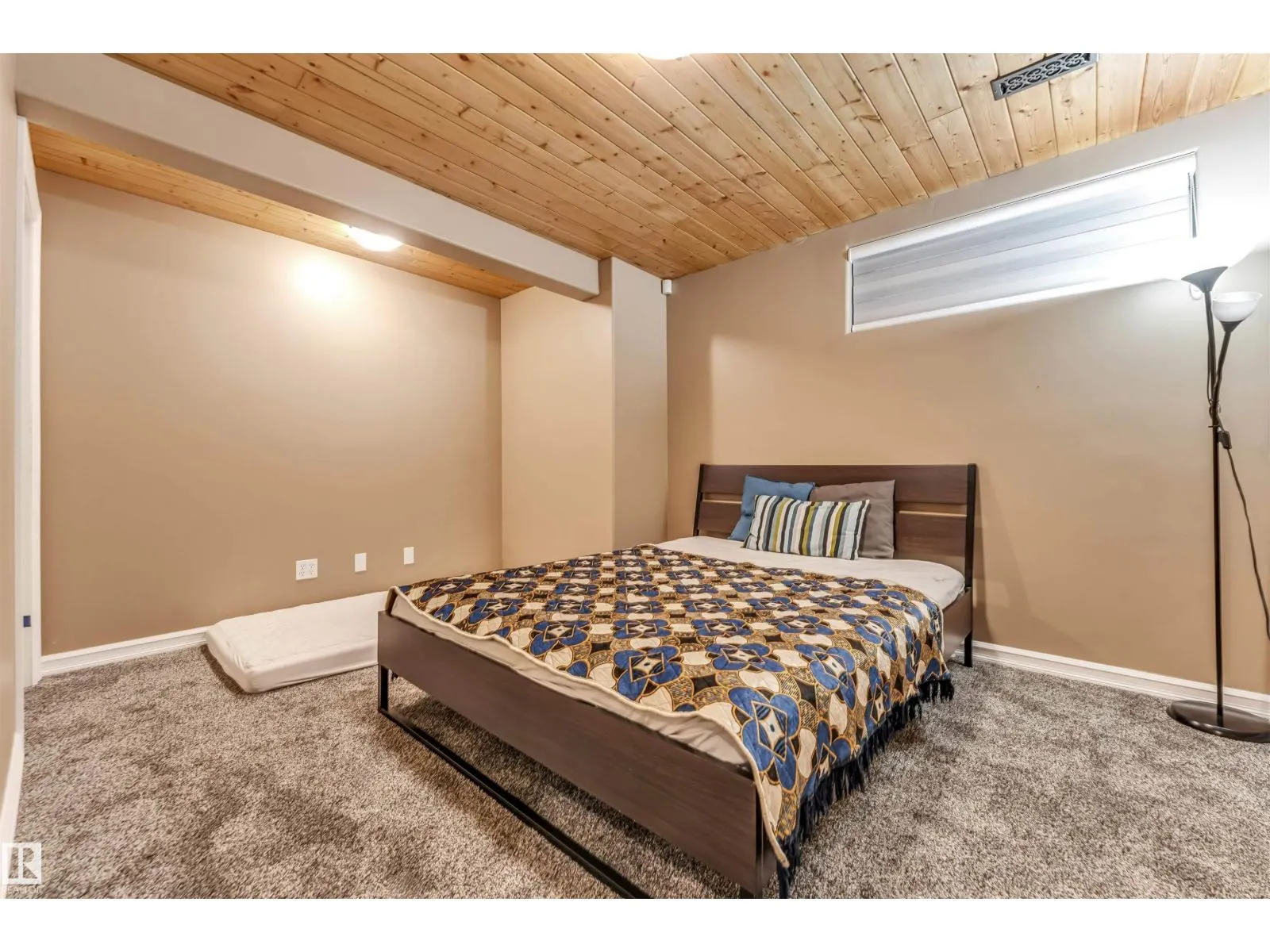 1828 36 AV NW