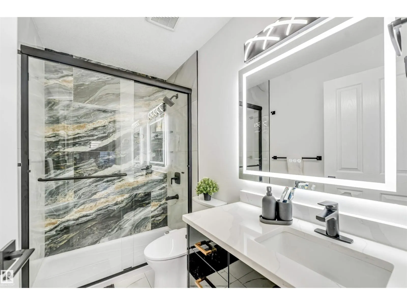 1828 36 AV NW